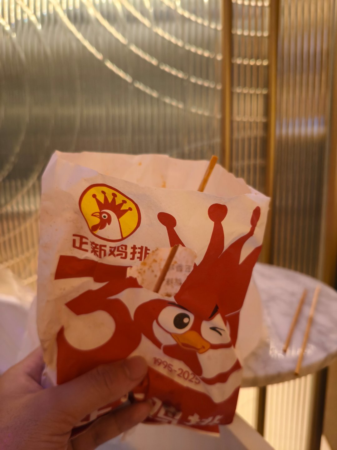 我点个正新鸡排还能少件 。。。。。。三个面筋就给我送一根过来