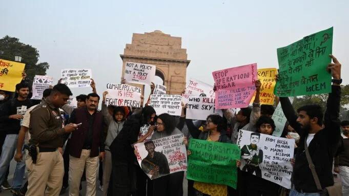 进入冬季以来，许多印度民众来到首都新德里著名的印度门纪念碑附近举行反对空气污染的