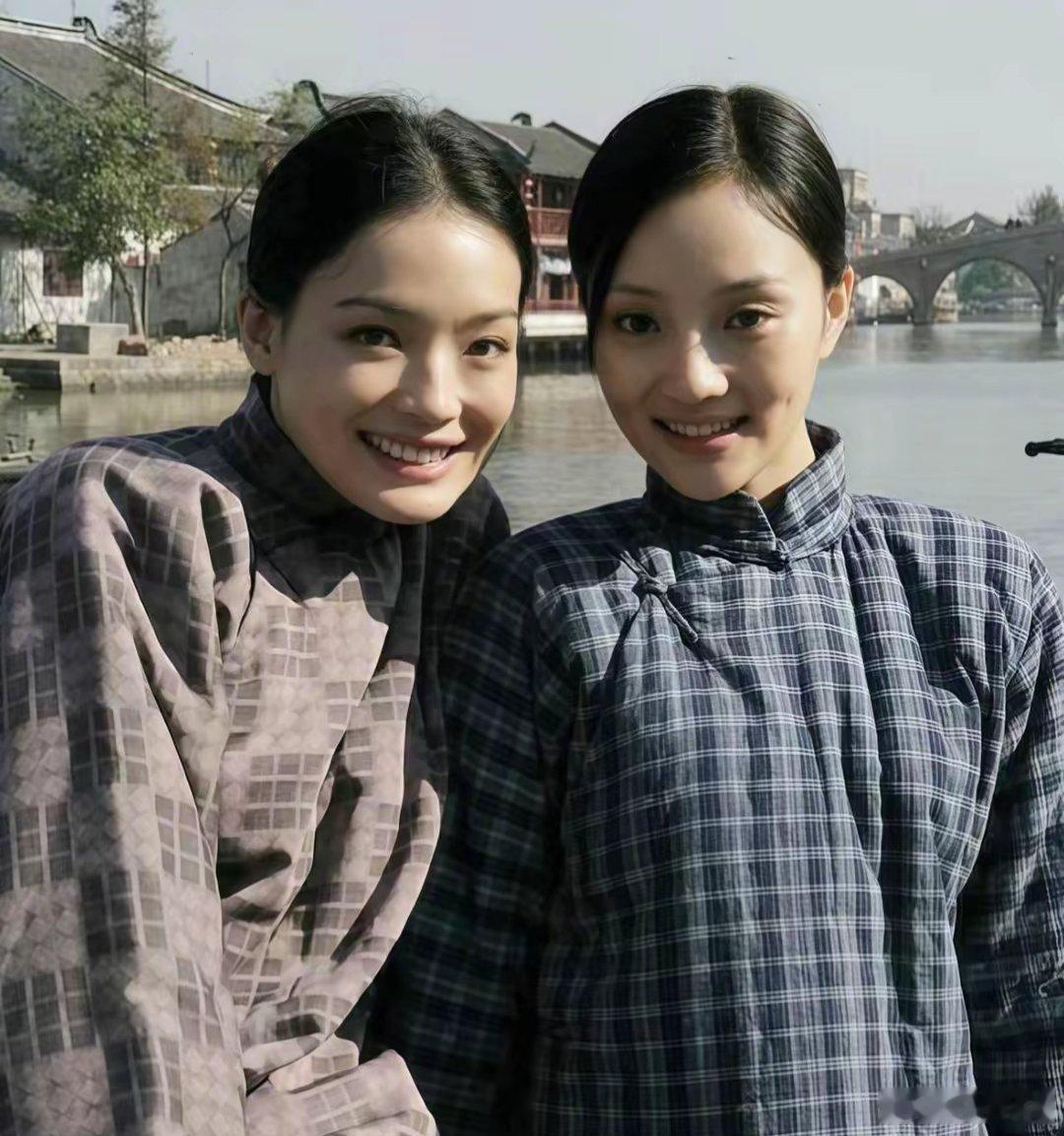 这是舒淇和李小璐演的什么戏的剧照吧？还是单纯私人合影？两个人的素颜都好好看。 ​