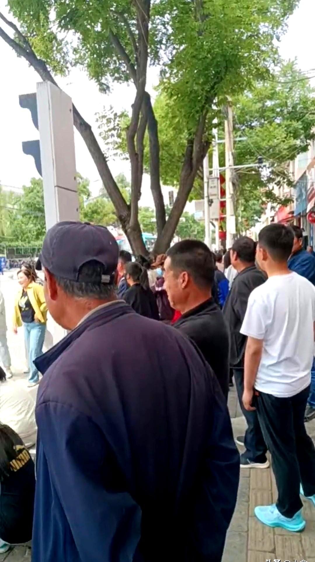 甘肃省近十五年高考人数变化，随着人口老龄化持续增长。
看着那张从近30万一路跌下