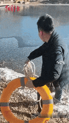 万物皆有灵！近日甘肃兰州，男子遛弯时发现有只狗狗在冰面玩耍时掉入河中命悬一线，男