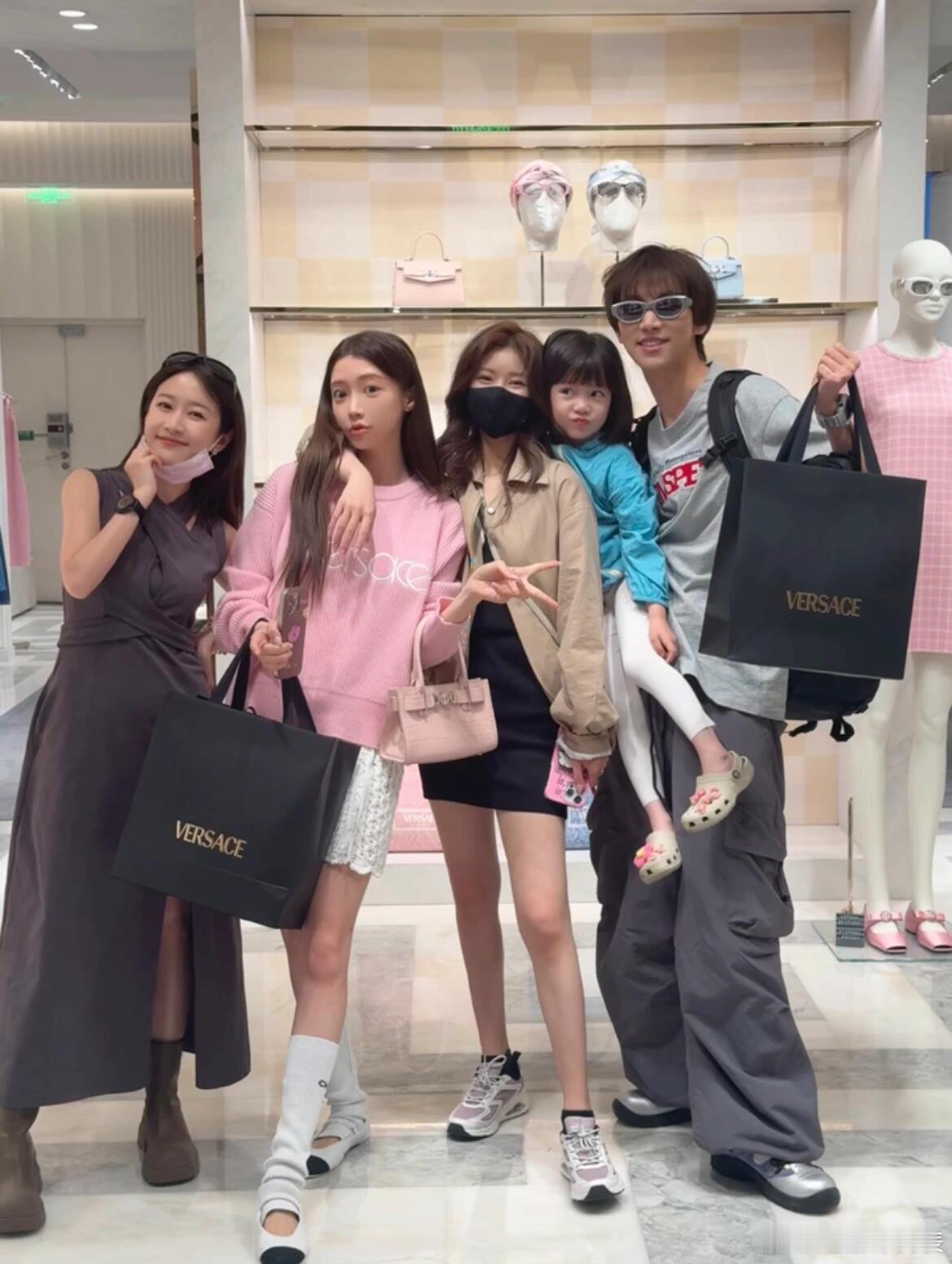 #赵露思刘美含居然认识#确实蛮神奇的耶，赵露思刘美含好像没合作过吧？能一起逛街的