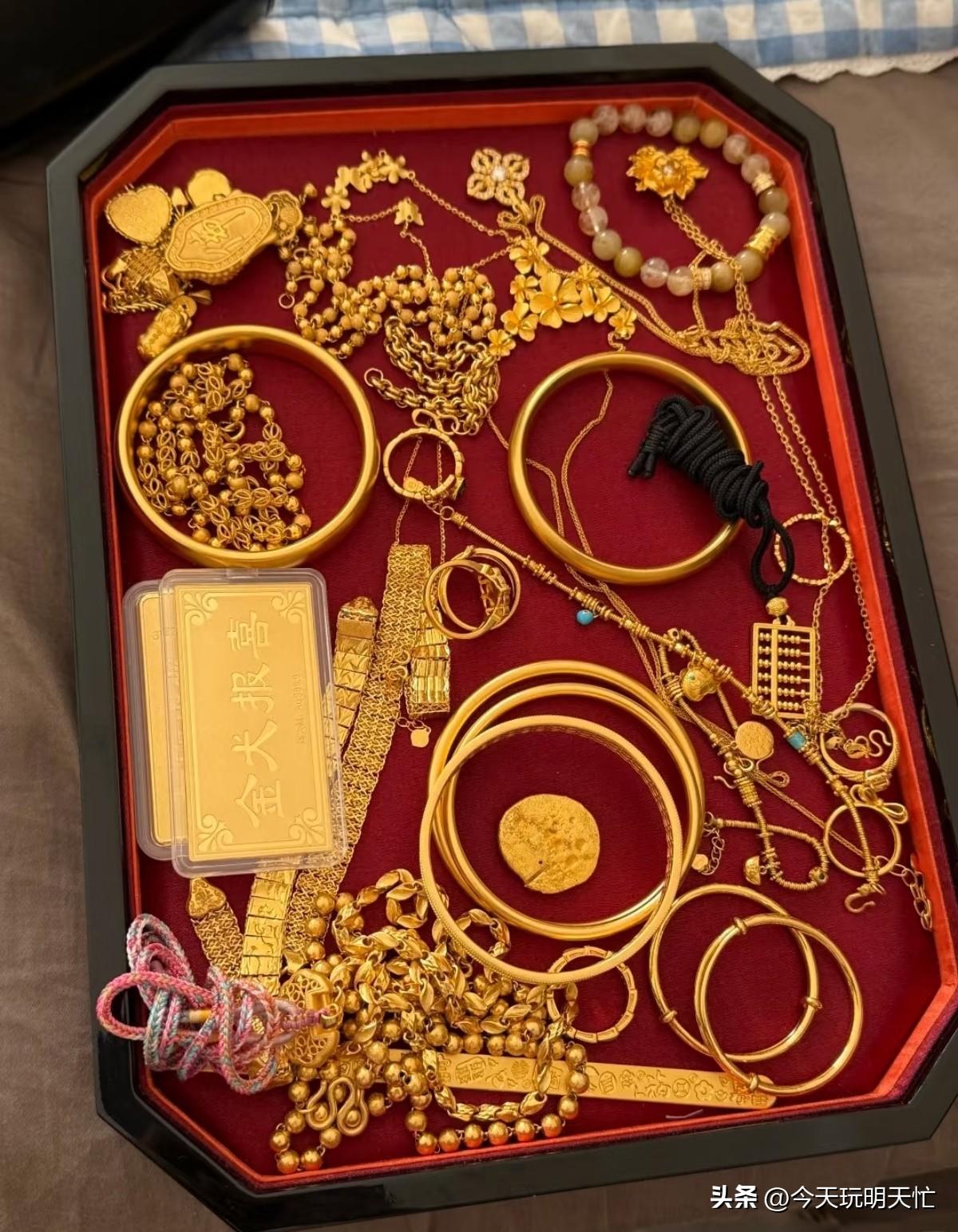 黄金这两天一跌，手里拿着货的人估计心里都堵得慌。3月30号周一开盘直接掉到989