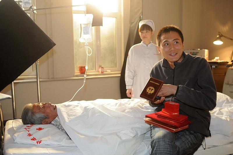 舅舅47岁那年病重，只剩最后一个月。

那些欠他钱多年、电话不接消息不回的老赖，
