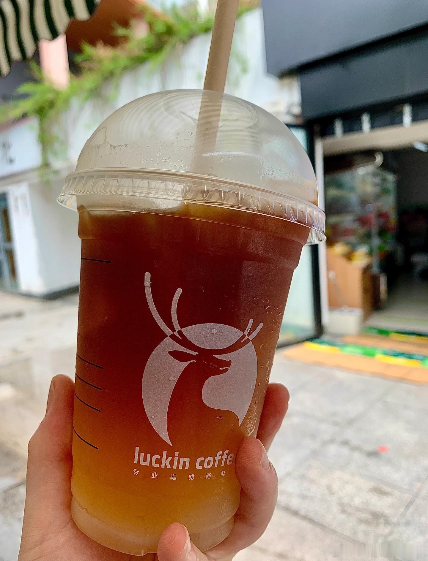 别让贫困生喝咖啡争议撕裂舆论这位贫困女生每天都有兼职，买咖啡的钱也是兼职赚的钱买