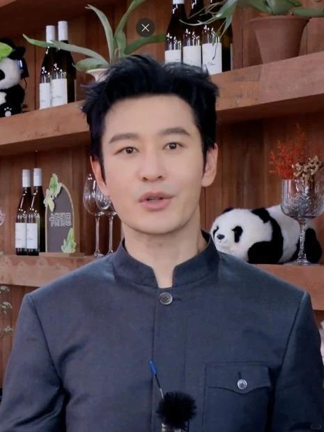 笑死，花小龙这次真被反向带练了。 黄晓明48岁，说年过半百夸张了点，但也是奔五的