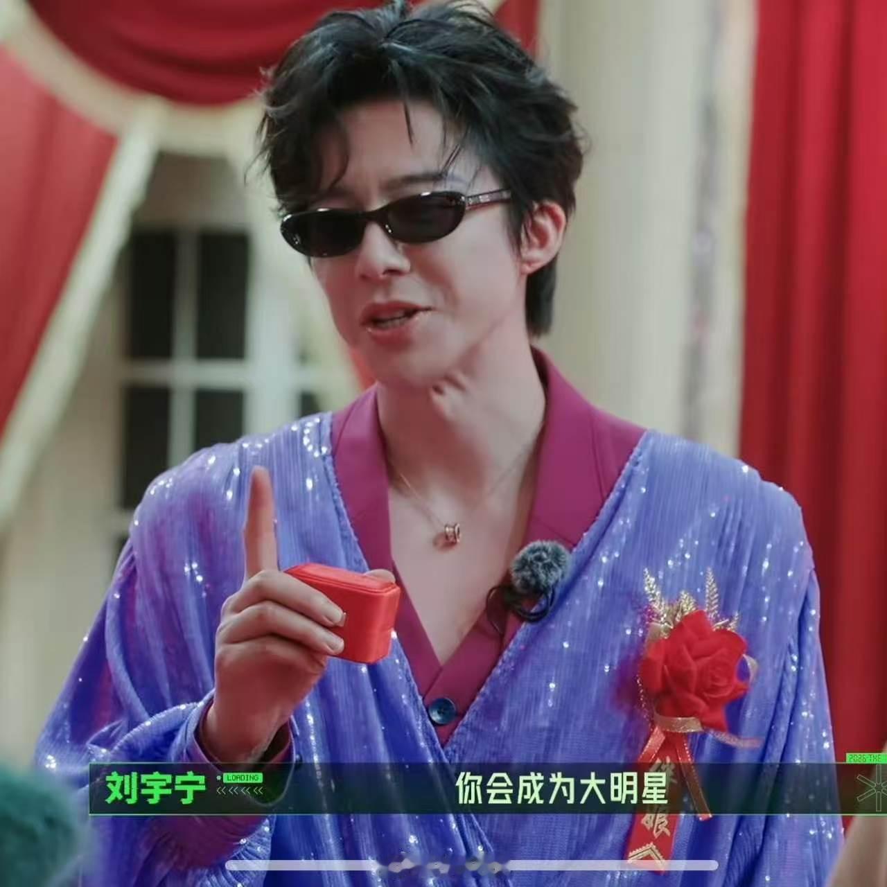 张凌赫帮金靖拽衣服显腰身张凌赫刘宇宁好懂金靖一件宽松外套引发的暖心互动，让观众看