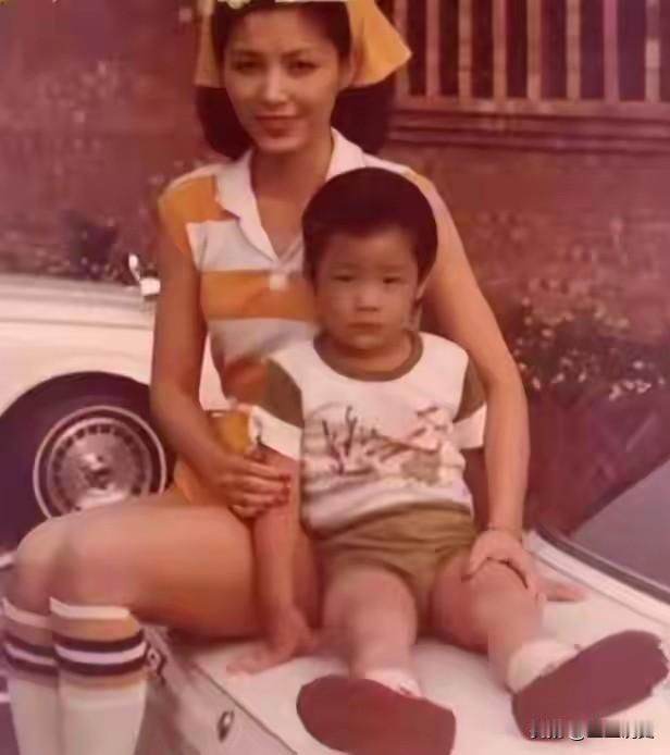 1982年，蒋万安和母亲黄美伦的合影，幸福温馨，那时4岁的蒋万安乖乖依偎母亲身旁