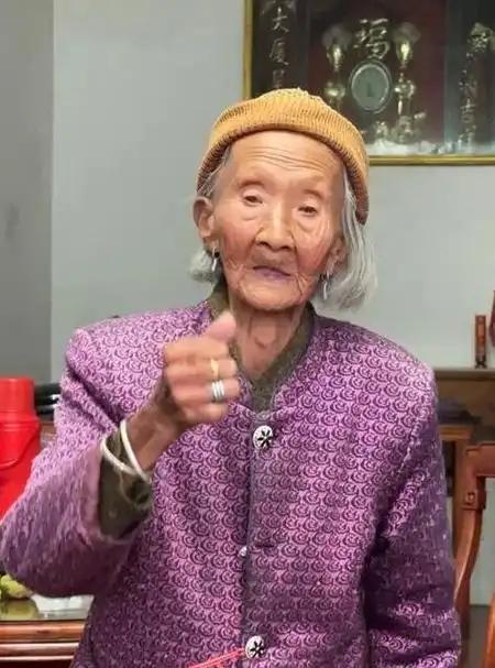 [微风]“中国长寿之母”今年元旦离世，1902年出生的林蛇母，共有100多名儿孙