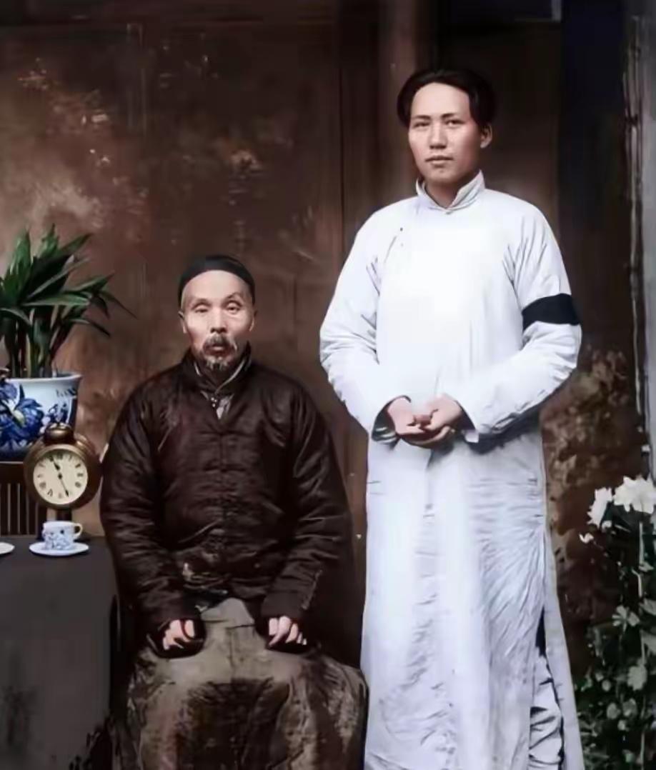 一张百年老照片，藏着伟人不常被说起的柔软一面，很多人只看见他后来叱咤风云，却忽略