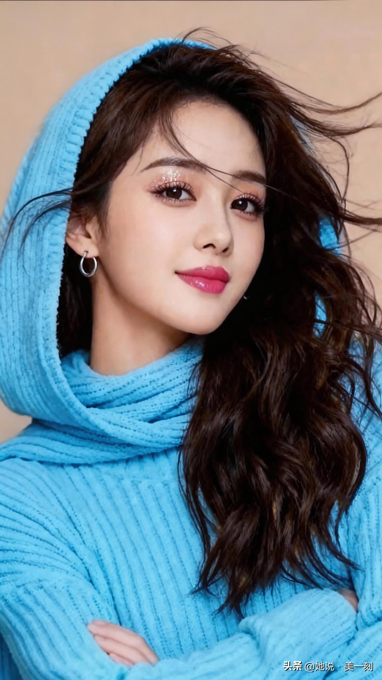 冬日穿搭指南：蓝色毛衣+自然卷发，温暖又时尚！🌟👗💄美女的美丽体现在何处呢
