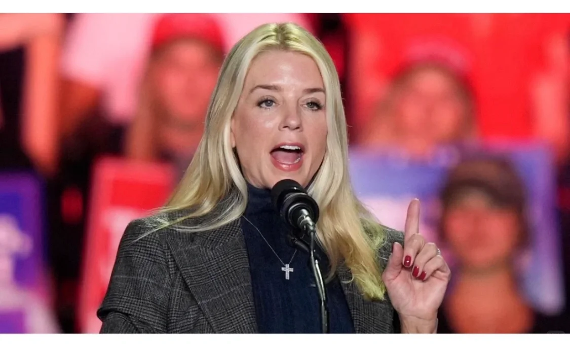 川普提名的总检察长潘·邦迪表示，她将在第一天就追究“深层政府”的责任 ...