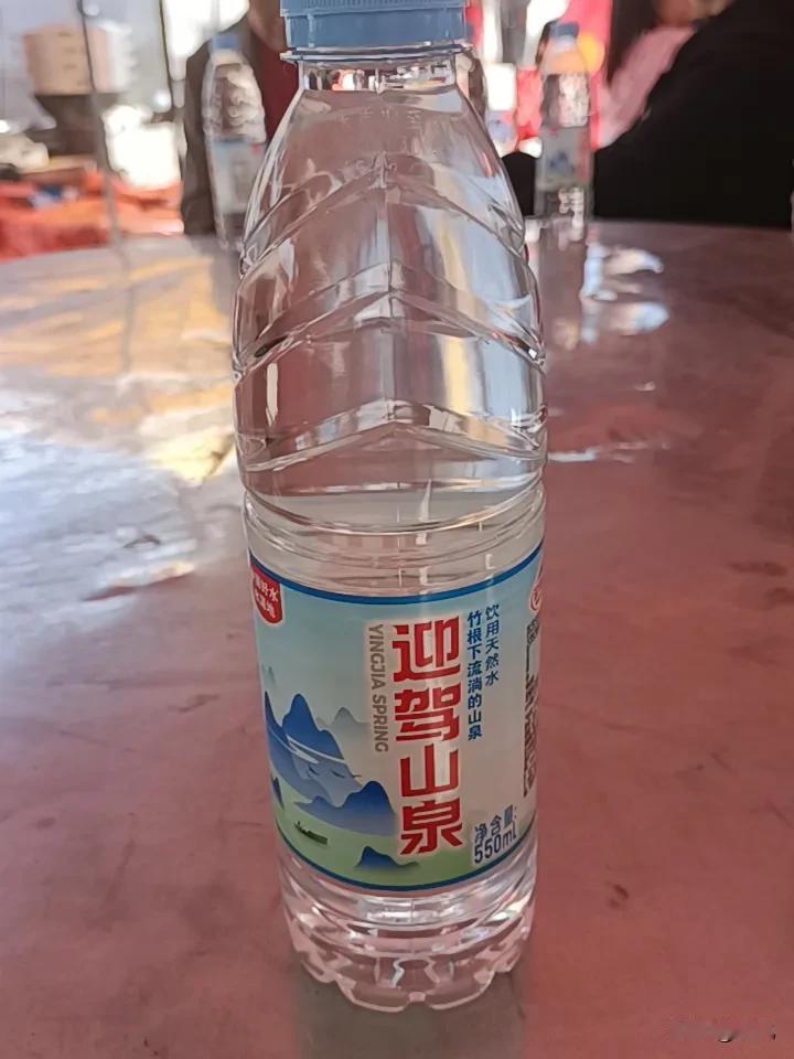 孩子闹矛盾千万不要硬碰硬，先各自冷静平复情绪。

父母放下说教，耐心倾听孩子心声