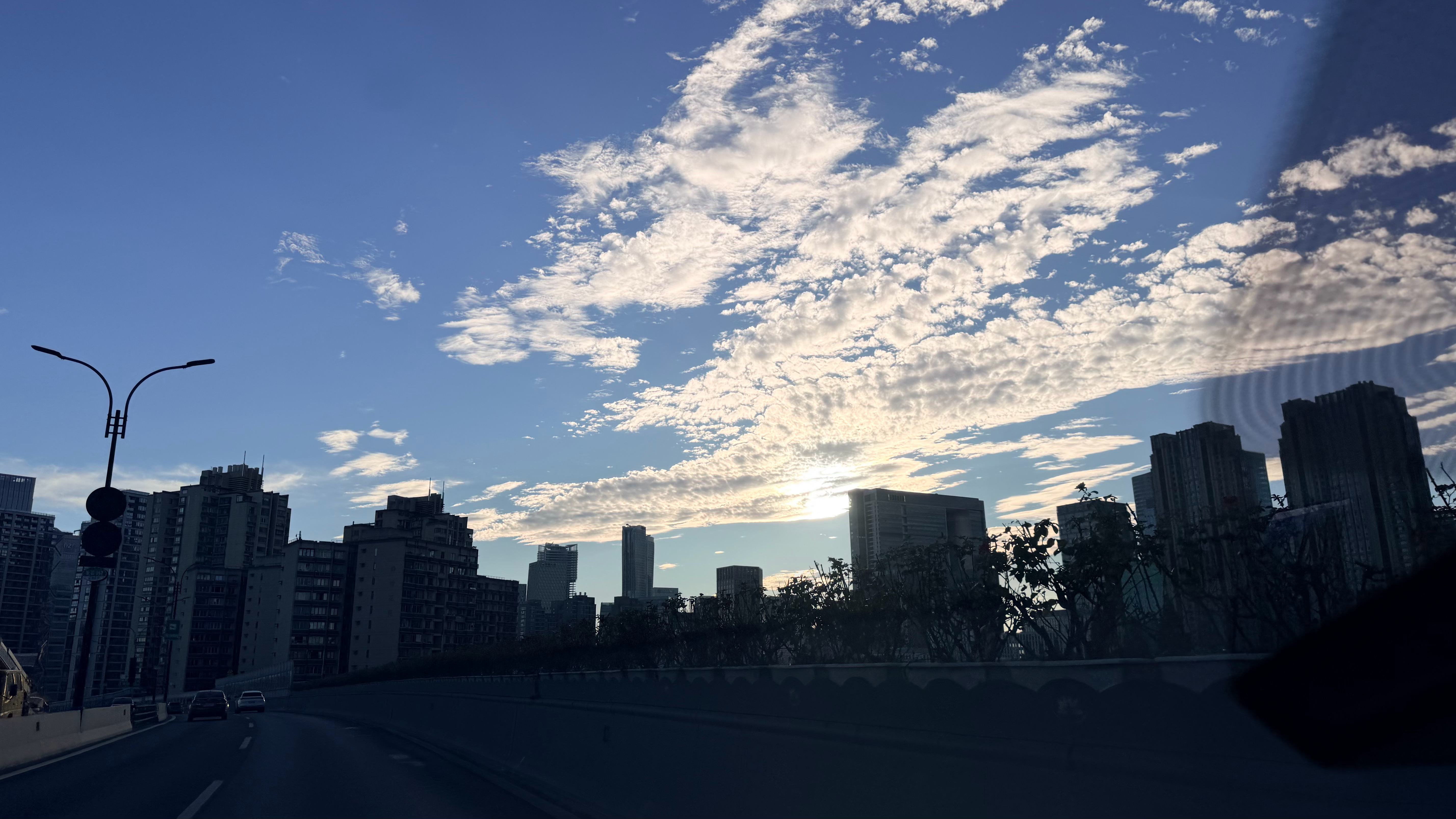 突然意识到人还是要去大城市以前觉得安稳最重要，小城市日子舒缓，不用追赶节奏。慢慢