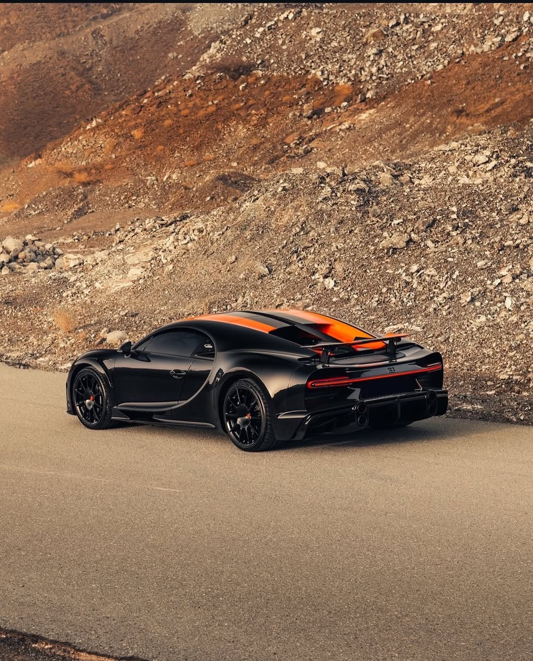 黑色碳纤维 + Arancia 橙色条纹，在超跑世界里代表着速度、奢华，以及布加