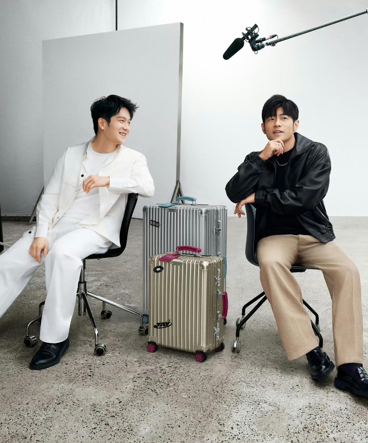 8月4日周杰伦、樊振东  RIMOWA 一起拍宣传照，这两个人合体一起拍照感觉神