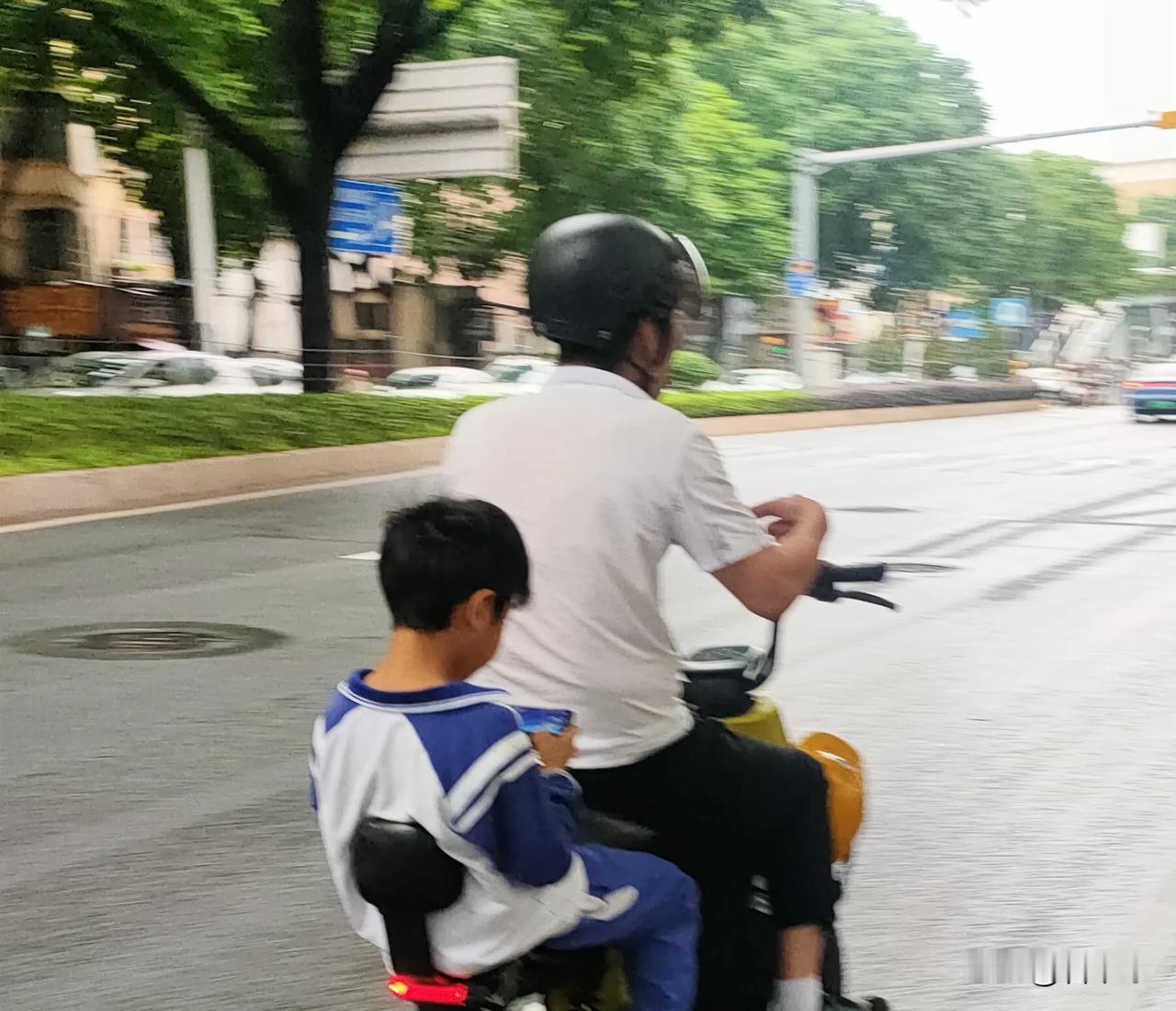 就今天早上，一大早看到的事情，坦白说，让我挺震撼的！
看看家长骑车的手，再看看孩