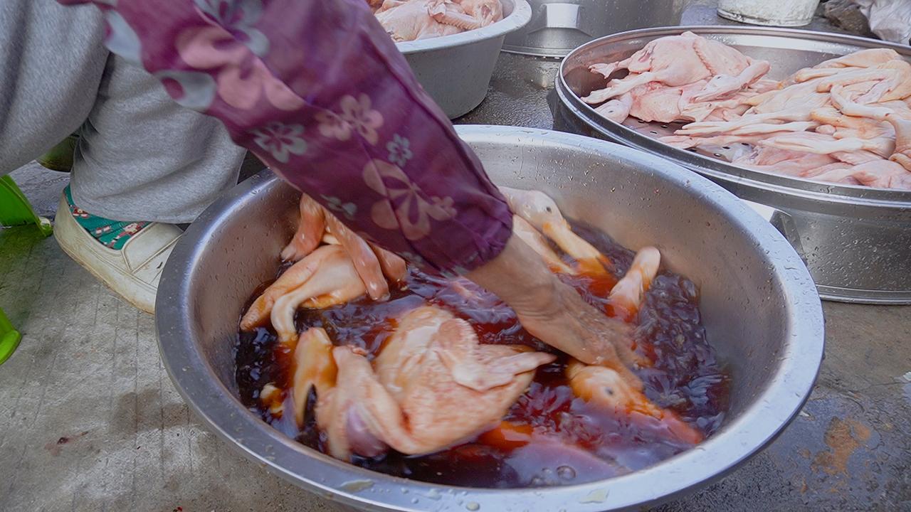 凌晨四点多，灶火已旺。三斤多重的鸭子，师傅先要用刀背把骨架“拍散”——不是真散，