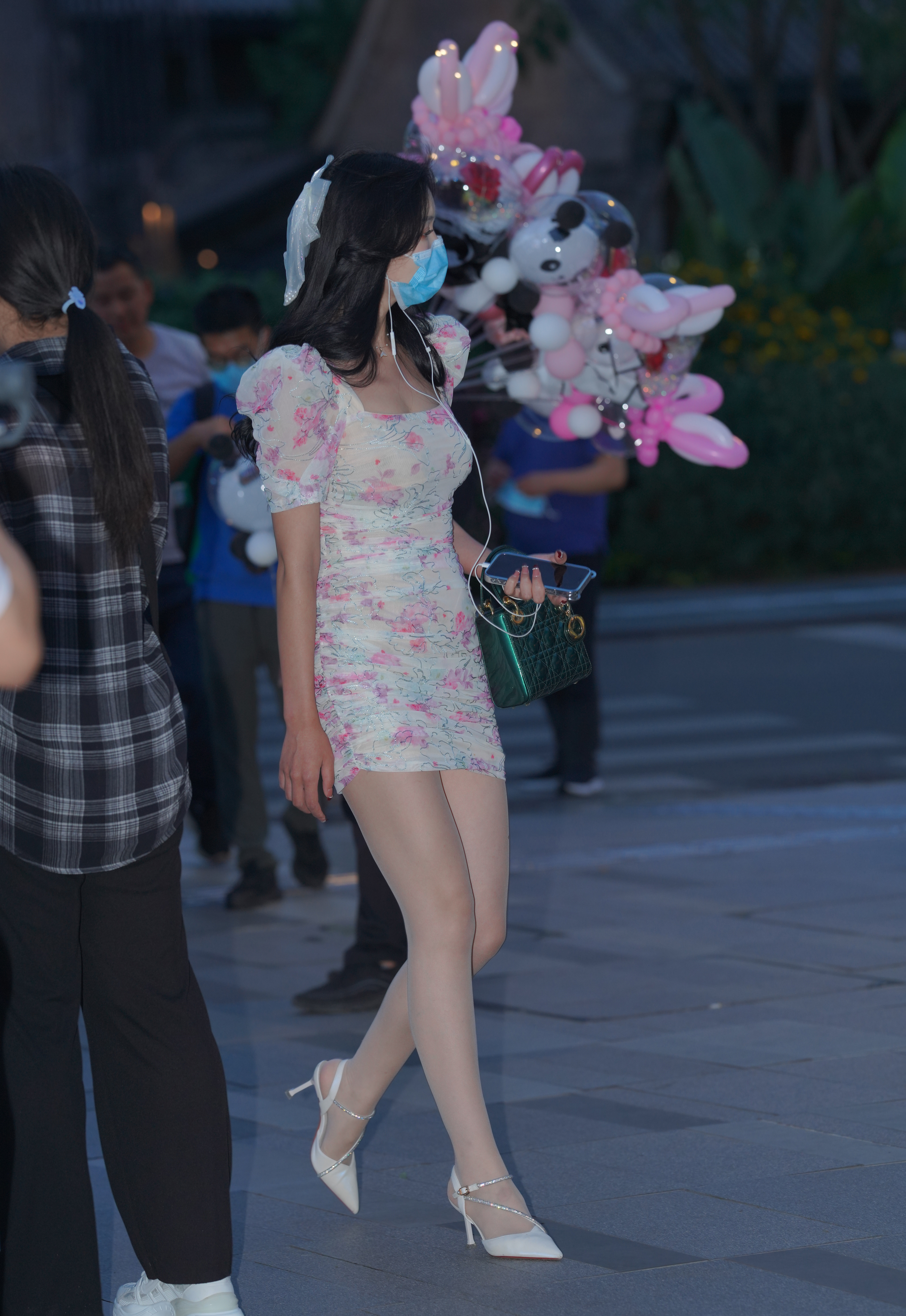 #街拍[超话]#  人群中的光  （拒绝水印） ​​​