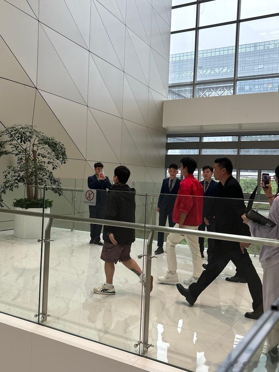 #吴磊小麦肤色# 吴磊老师不可以这么帅哦，简直把我圈的sisi的！！！ ​​​