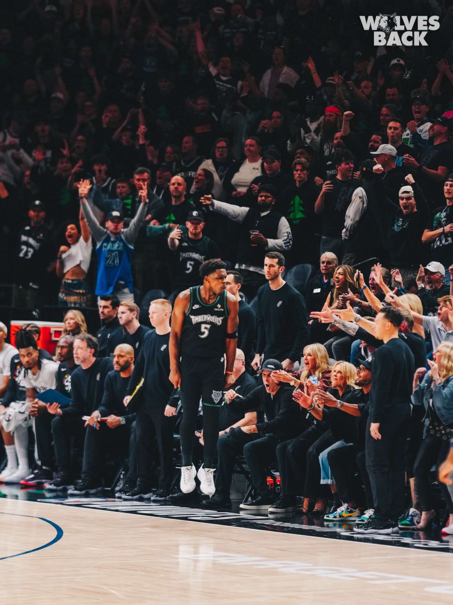 顶着膝伤第四节怒砍16分，全场36分！牛哇！爱德华兹。nba马刺vs森林狼