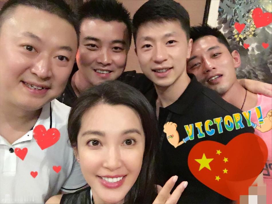 后边这几位帅哥个顶个的帅，球技个顶个的好。
前面这位美女是谁，有人说是李冰冰，我