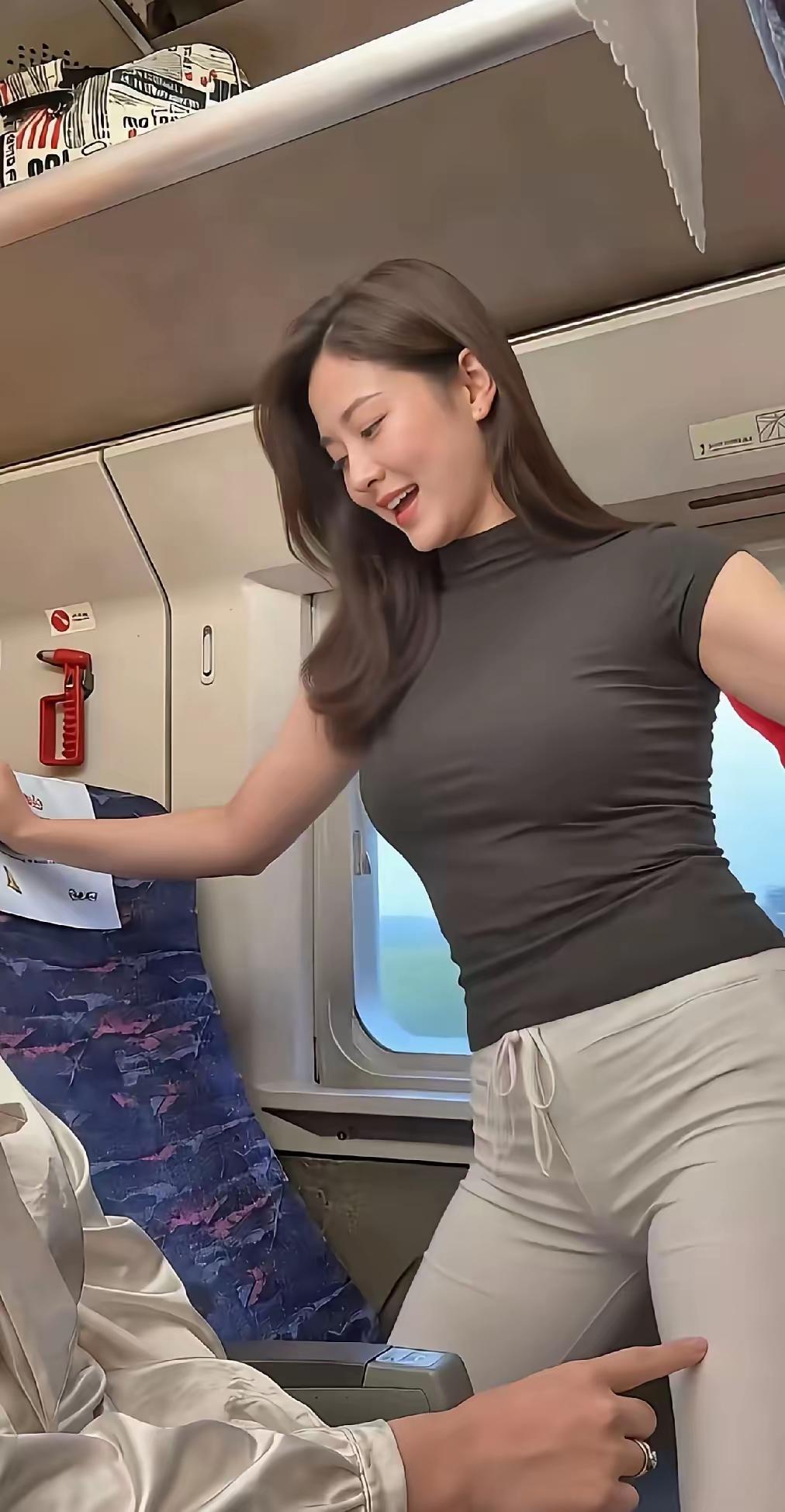 乘务员在列车上分发安全卡片，这事儿还挺暖心的。之前看到有女乘客拍视频说坐高铁收到