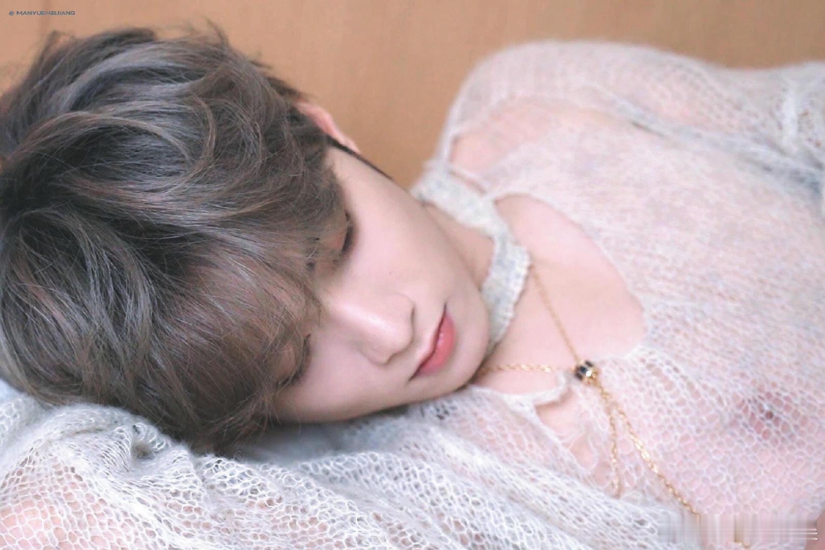 刘耀文 白马王子来的 刘耀文现身马场，骑着白马英姿飒爽似王子！身边小白马团团圆圆