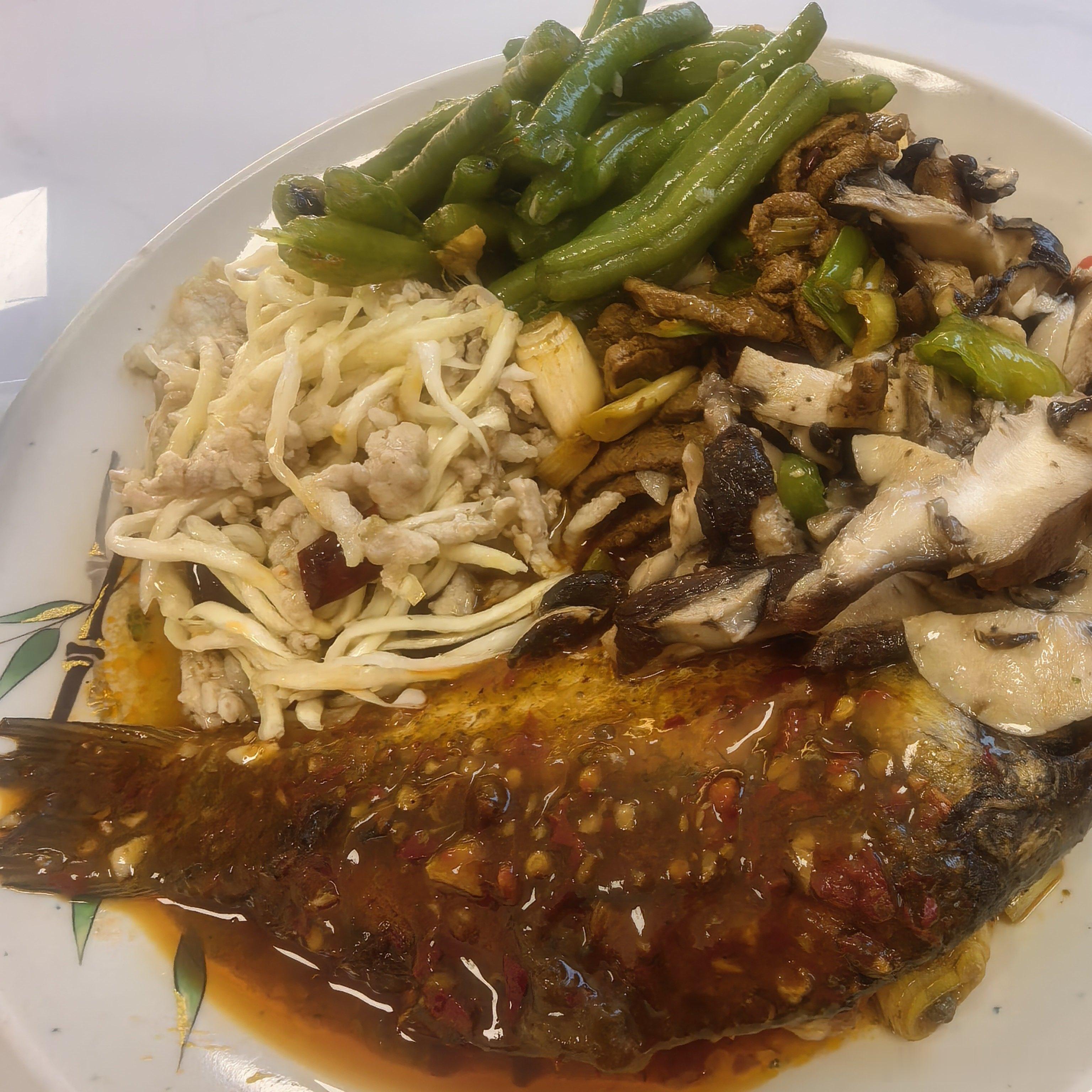 不知道吃啥，边上有个社区食堂，就来试试，19块这么多菜，饭无限吃，米汤和番茄蛋汤