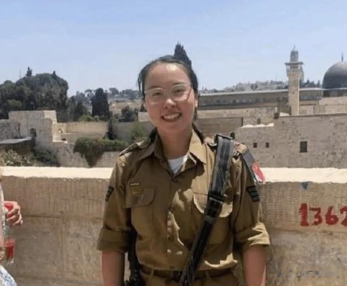 这名女兵名叫阿比盖尔，是从中国移居以色列的犹太人，她加入以色列国防军。现在，她正