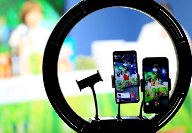 莫让公共空间变“流量秀场”