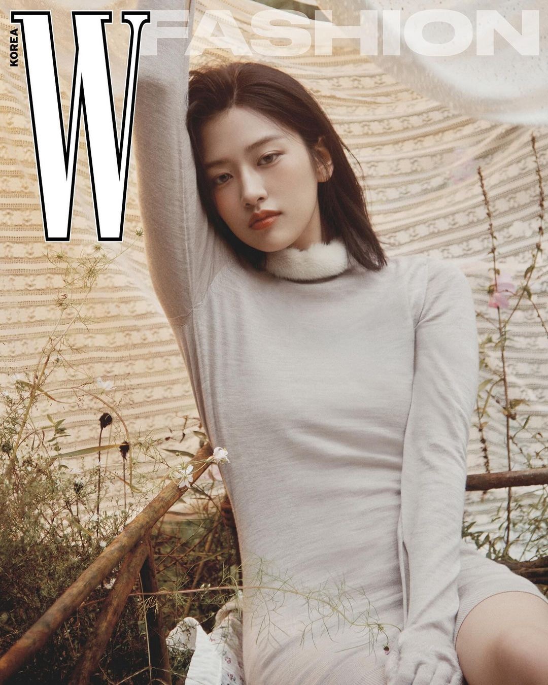 W KOREA 电子刊封面人物 安宥真秋冬的fendi girl～ ​​​