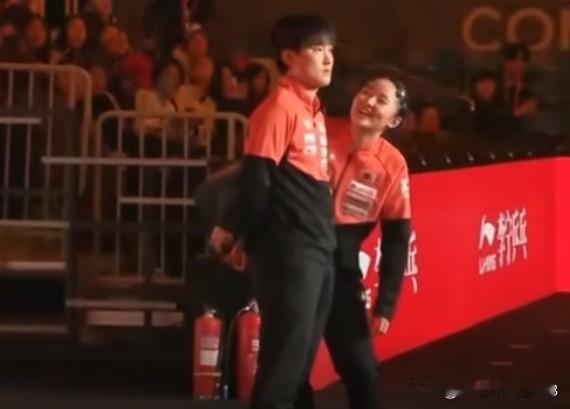 张本兄妹的感情真是要好 ，举办方喊错张本智和的名字，张本美和就站在原地一直不动，