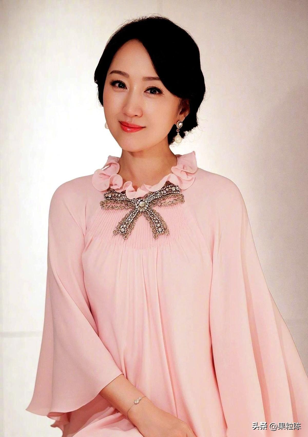 我真是活久见了。
赖文峰现在的老婆，在直播间里指名道姓，管杨钰莹叫“羊咩咩”，还