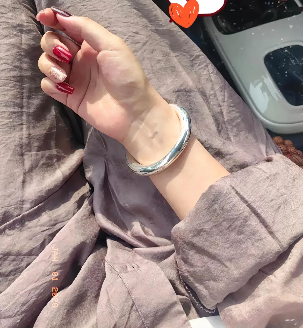 一觉醒来，
银镯子已经买不起了！
银价上涨后，很多人开始重新审视首饰消费。以前买