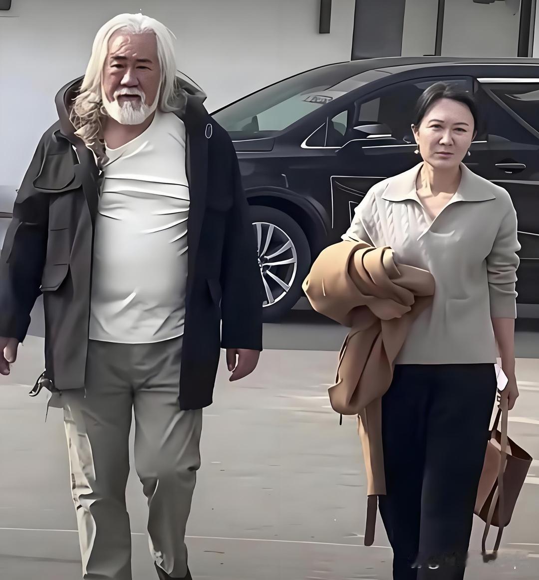 张纪中比老婆大31岁，现在越来越看不出年龄差了。