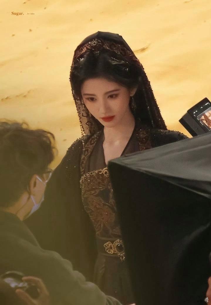 郭敬明发了鞠婧祎的原始帧正面照，这氛围感绝了！好美的鞠婧祎…… 