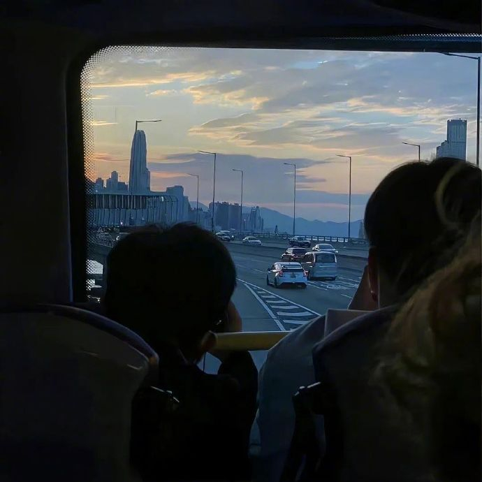 喜欢海，喜欢花，喜欢日出和日落，浪漫的年纪别活的太无趣。 