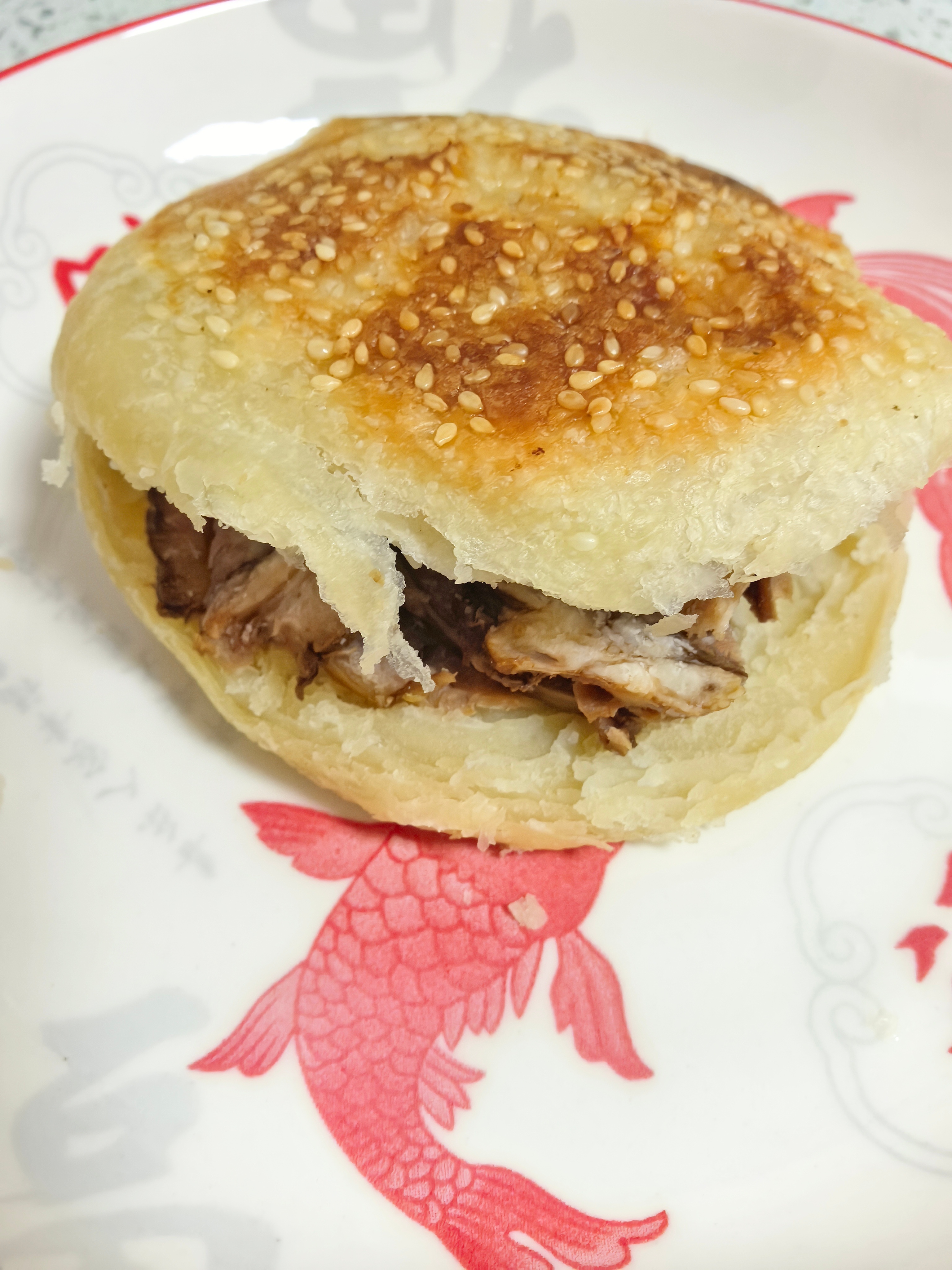 早安啊😊五一假期结束，又开启早起模式了～今日早餐来个烧饼夹牛肉，瓷实顶饱！ 