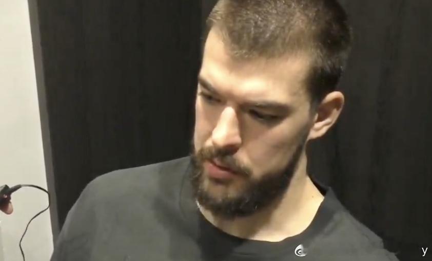 祖巴茨：“现在大家三分出手太多，篮板都弹得远，每队又派好几个人去冲板，所以这不是