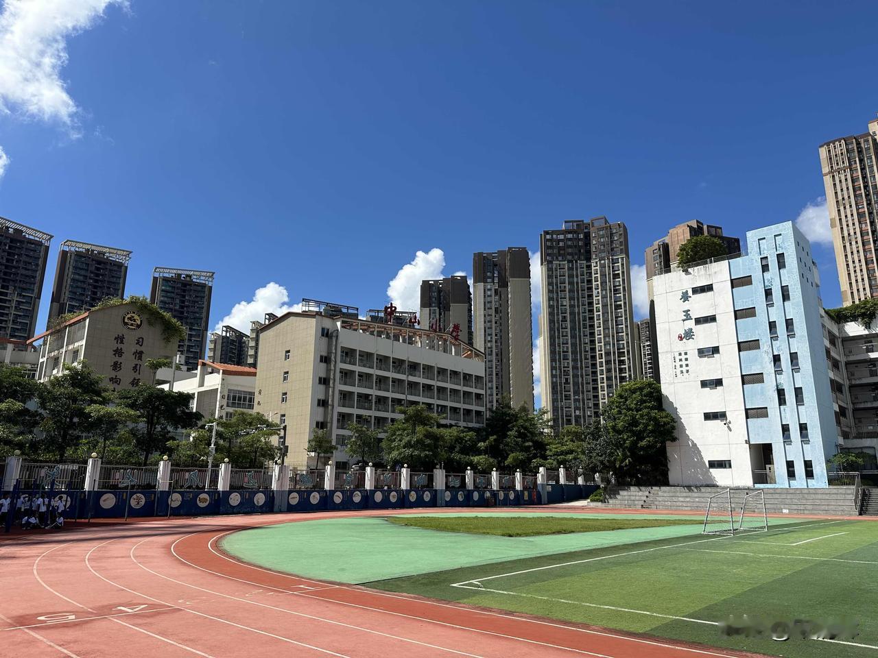 （1393）：孩子，早上好。今天天气继续湿热，不喜欢。有时候，其实爸爸很羡慕你，
