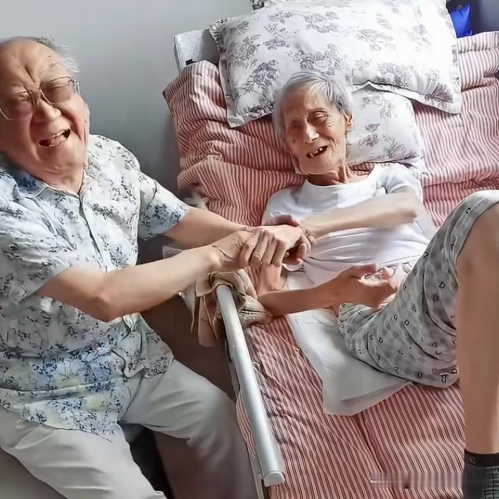 田立禾肋骨骨折了，86岁的魏文亮去看91岁的他，他很高兴。
可见他们的友谊真是地