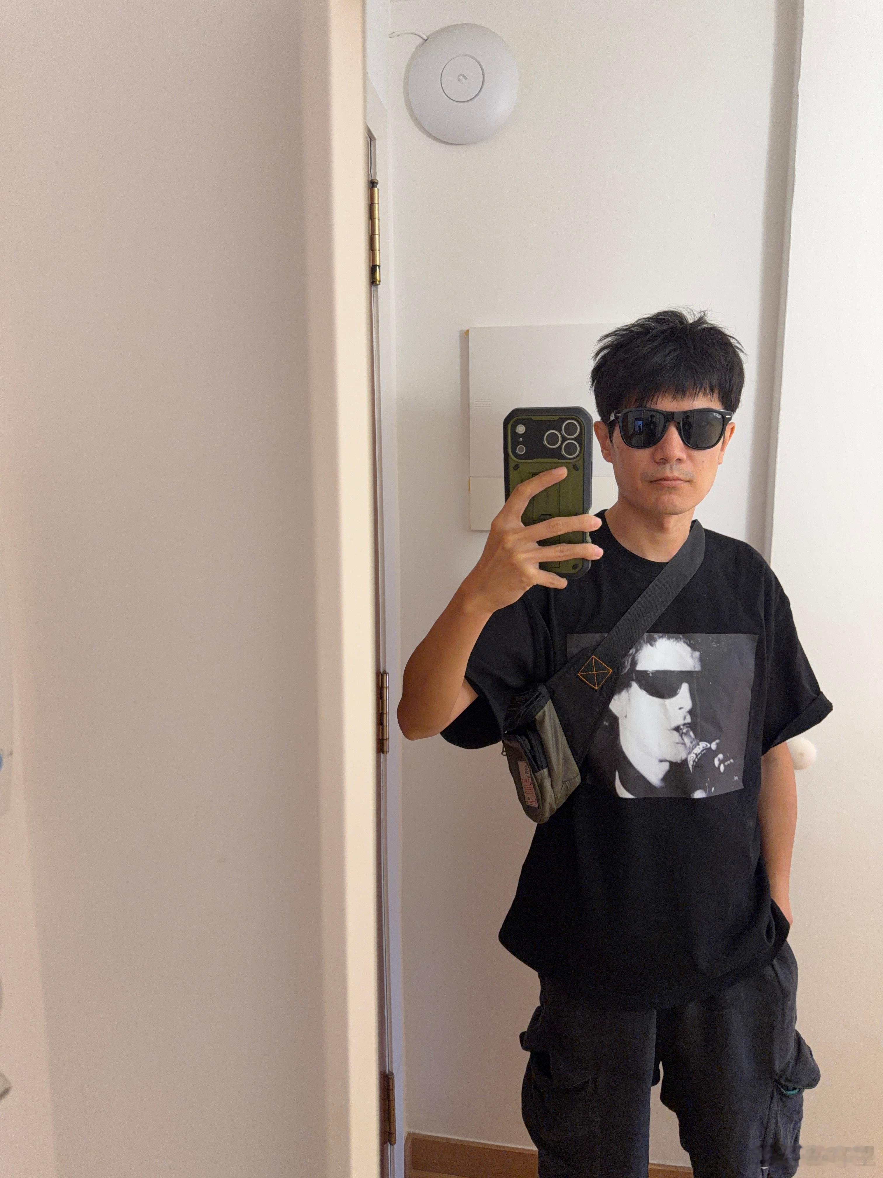 巴萨入乡随俗刚才在街上吃饭， 一个女孩过来说西语，大概意思是问我是不是游客，不要