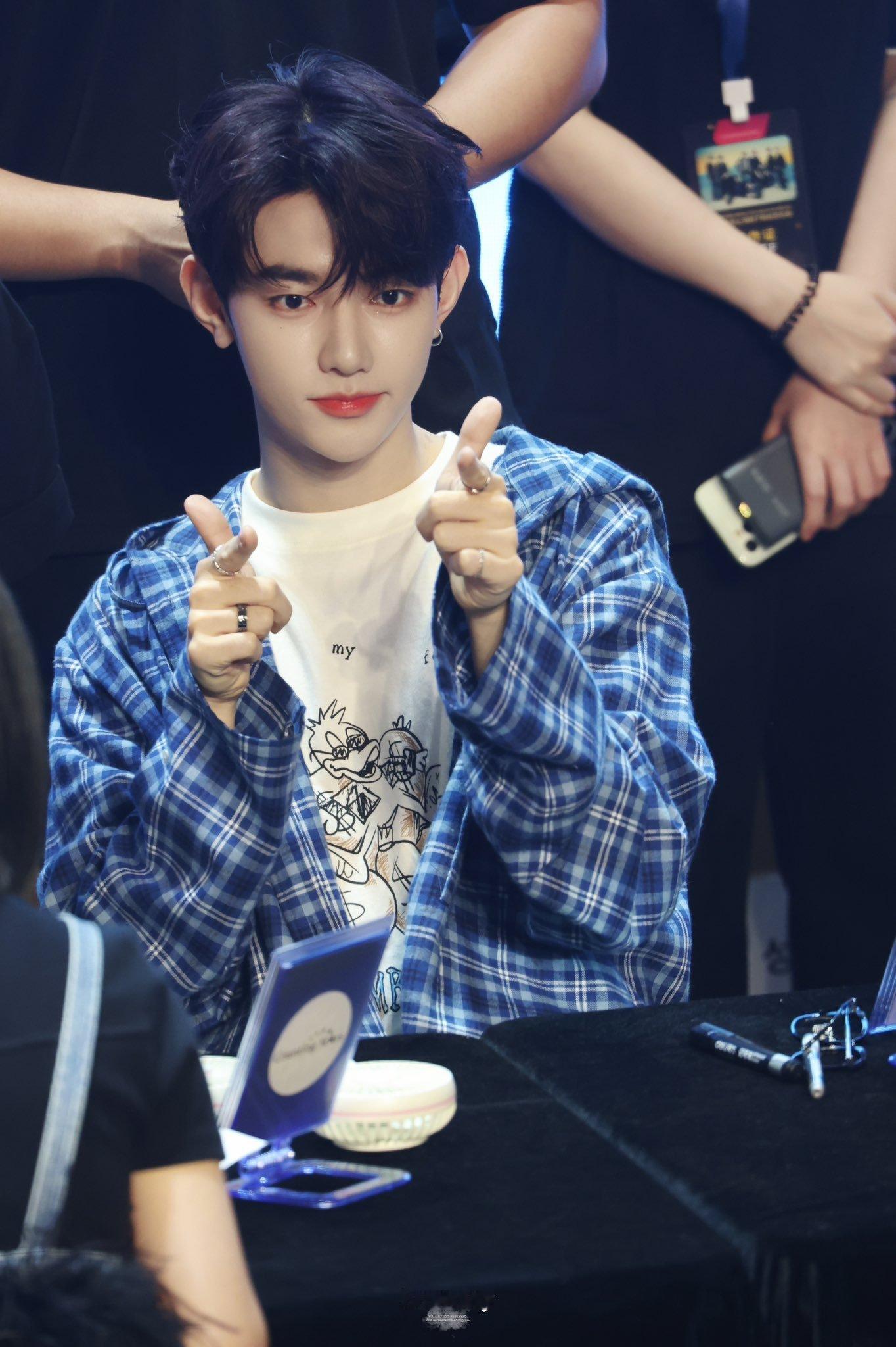 #章昊签售会饭拍# 懵懵的也要打招呼，今日份快乐小狗上线🥳，状态不要太好，期待