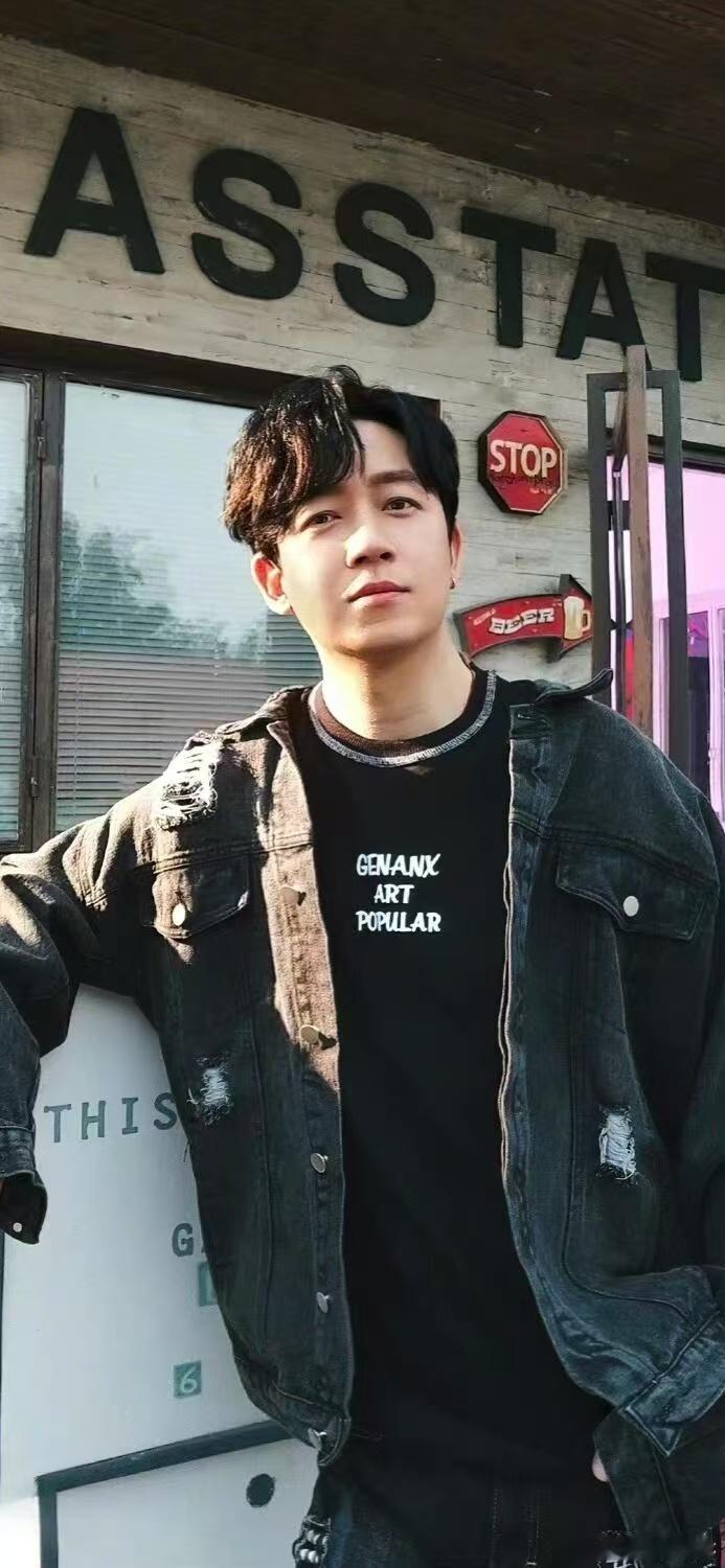 潘粤明对着死人演了好几集黑夜告白 特别佩服潘粤明的演绎功底，明明眼前没有任何人，