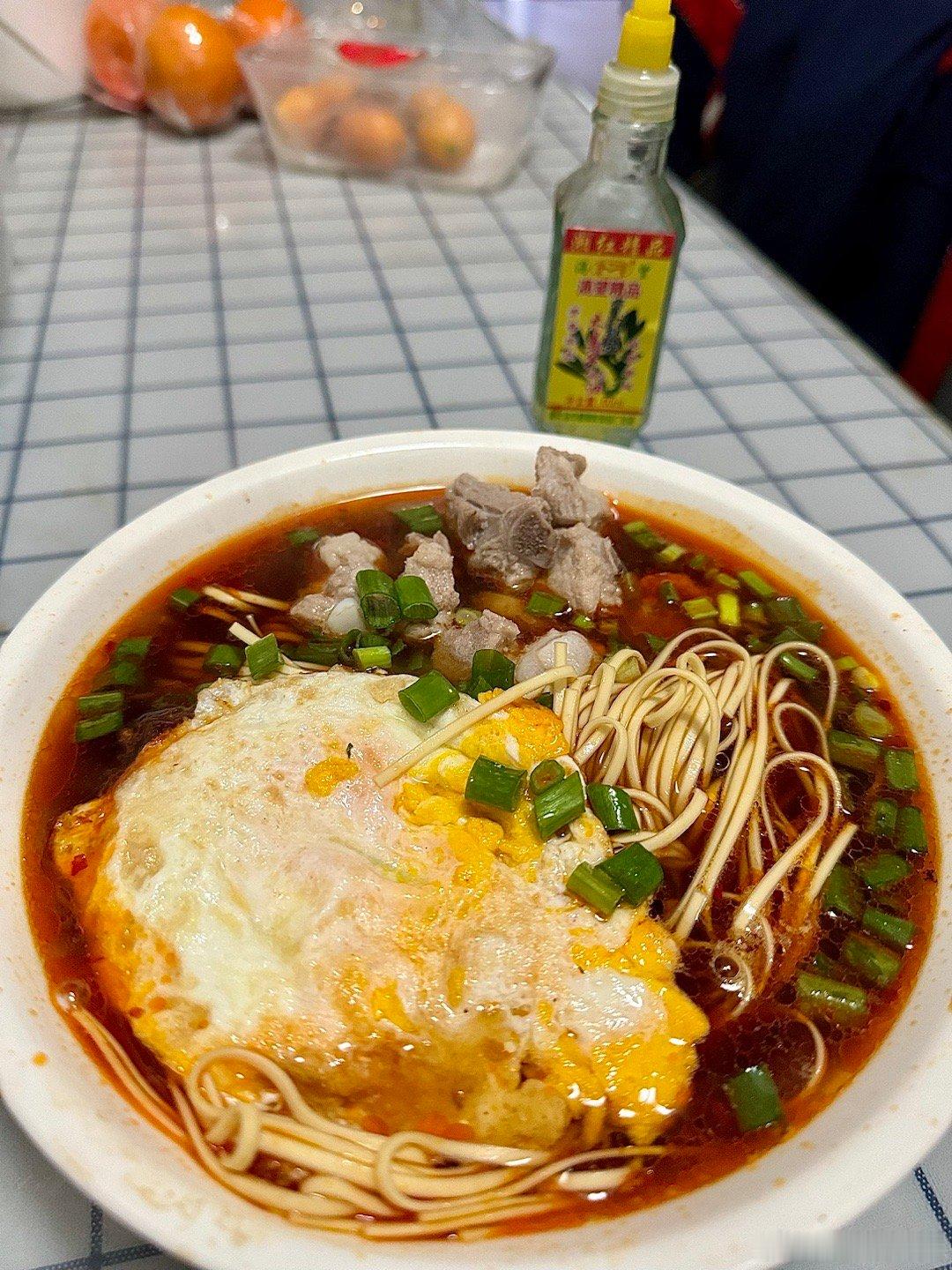 魂牵梦绕的家乡美食里，够的上最字的，还是这碗红油清汤排骨面，红油是汤，清汤排骨是