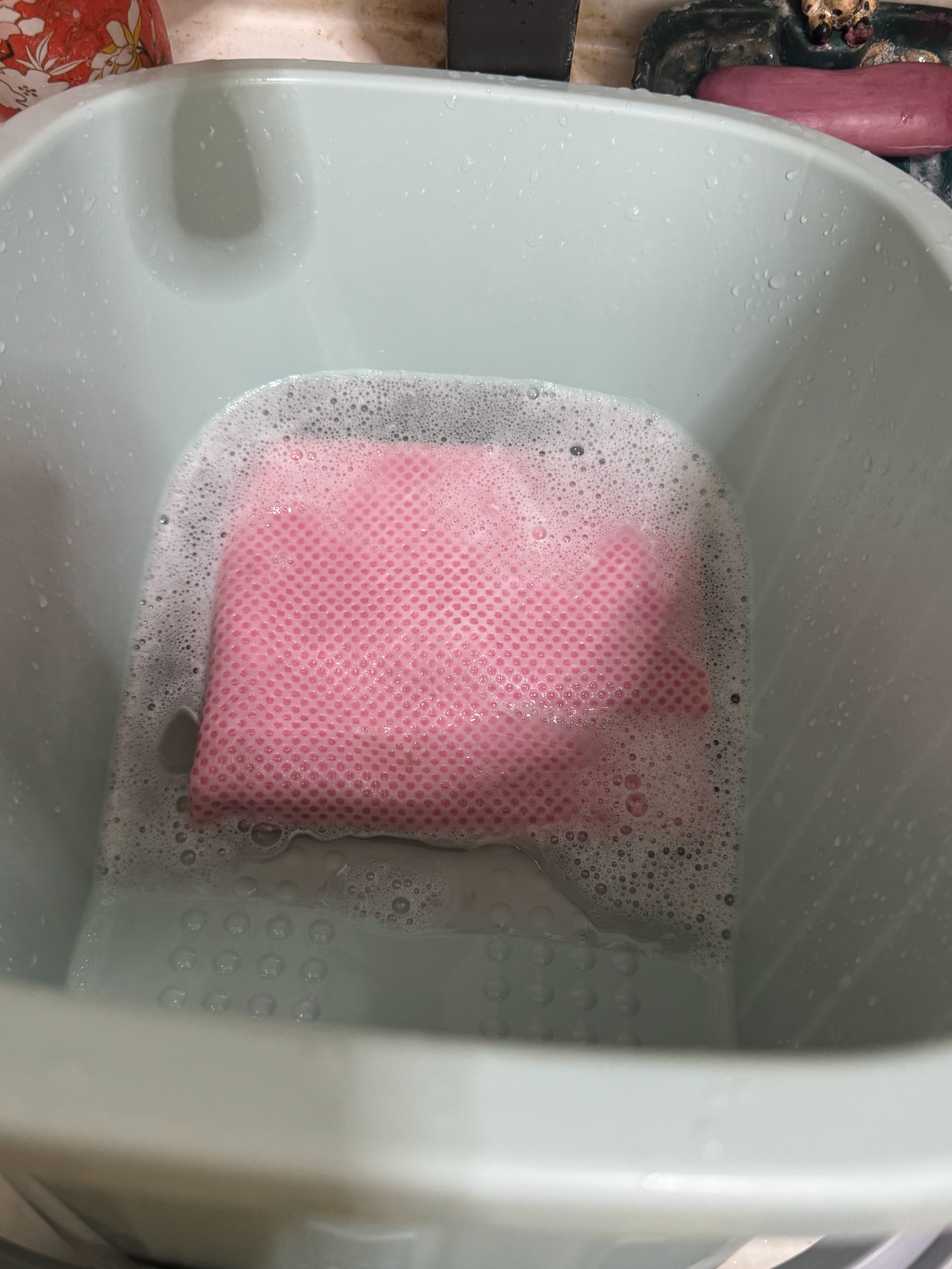 给噗噗洗擦屁股的麂皮巾……刚擦了一屁股屎尿……洗完我手一拧……一股水像水枪一样射
