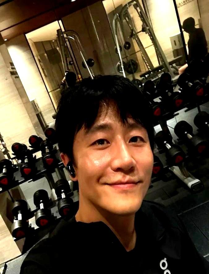 黄轩又要“玩命”了，一个月减11斤！
 

4月5号前后，黄轩直接晒图，体重13