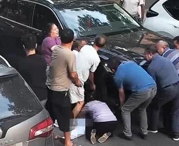 就想多看这种新闻！多危险！小女孩被卷到车底！多庆幸！团结的力量太伟大！一个5岁的