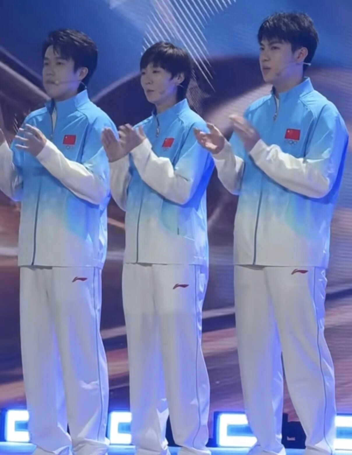 韦唯握着王曼昱的手，嘴角上扬眼神充满敬佩，难掩欣赏！ 